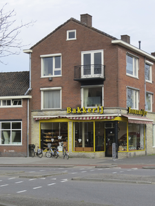 908586 Gezicht op het winkelhoekpand Laan van Chartroise 1 te Utrecht, met rechts de Anton Geesinkstraat.N.B.vanaf bouw ...